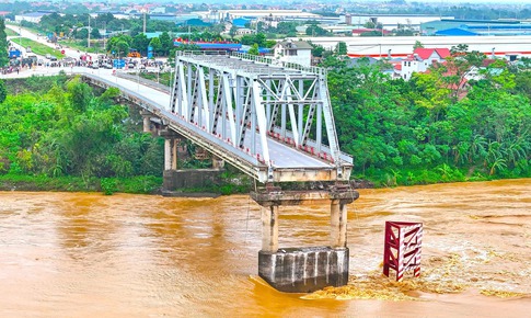 X&#226;y khẩn cấp cầu Phong Ch&#226;u mới, ho&#224;n th&#224;nh trong năm 2025