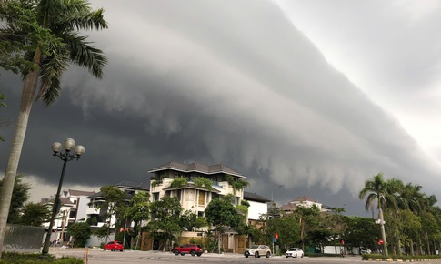 Bầu trời TP Vinh xuất hiện đ&#225;m m&#226;y kỳ lạ như &#39;s&#243;ng thần&#39; trước khi b&#227;o số 3 đổ bộ