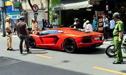 Đang lưu th&#244;ng tr&#234;n đường, t&#224;i xế si&#234;u xe Lamborghini bất ngờ bị ngất