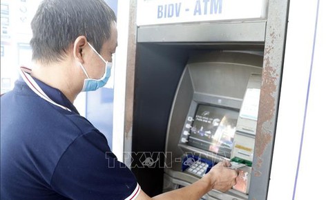 TP Hồ Ch&#237; Minh: Kh&#244;ng c&#242;n cảnh xếp h&#224;ng chờ r&#250;t tiền mặt ở c&#225;c trụ ATM