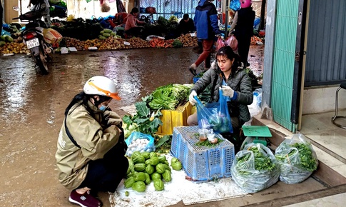 Tết của c&#225;c tiểu thương trong chợ truyền thống