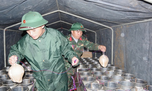 B&#234;n trong trận địa ph&#225;o hoa sẵn s&#224;ng khai hoả đ&#234;m giao thừa ở Huế