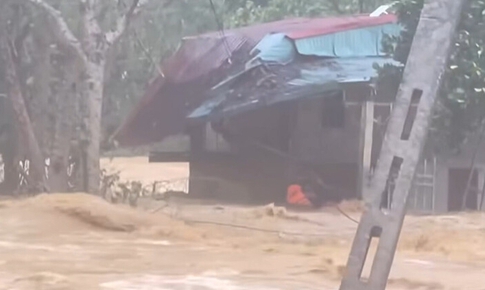 Video: Nghẹt thở khoảnh khắc lực lượng cứu hộ vượt d&#242;ng nước xiết cứu 2 cụ gi&#224; tho&#225;t chết