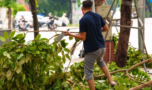 Sau cơn mưa lớn, người d&#226;n bắt tay v&#224;o dọn nh&#224;