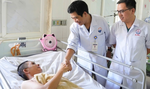 Cứu sống ngoạn mục người đ&#224;n &#244;ng đột ngột ngất xỉu khi đang ngồi chơi với bạn