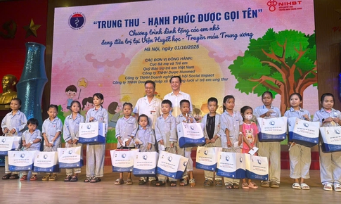 Thứ trưởng Bộ Y tế Nguyễn Tri Thức thăm, động vi&#234;n v&#224; tặng qu&#224; bệnh nhi dịp Tết Trung thu