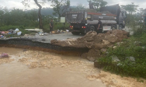 H&#224;ng trăm người nỗ lực v&#225; bờ s&#244;ng Vinh ngăn nước lũ tr&#224;n v&#224;o khu đ&#244; thị