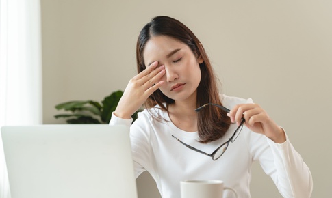B&#225;c sĩ hướng dẫn quy tắc 20-20-20 gi&#250;p bảo vệ mắt khỏi ‘hội chứng m&#224;n h&#236;nh’