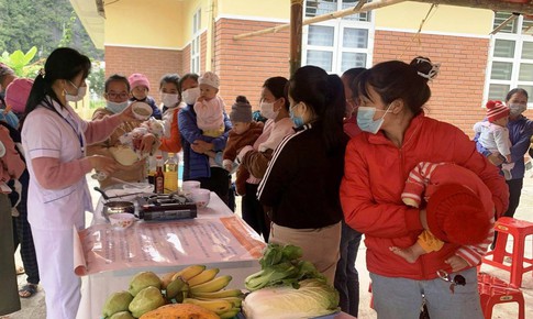 Nhiều trẻ em vùng dân tộc thiểu số còi cọc vì cha mẹ giữ tập quán lạc hậu khi nuôi con