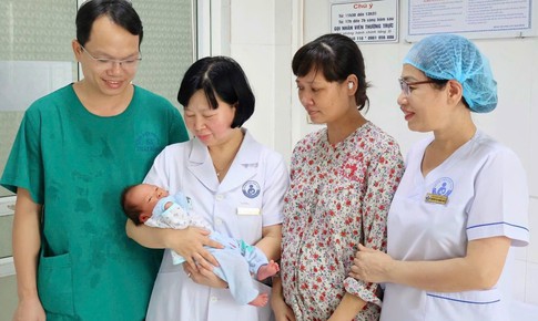 Mang khối u buồng trứng nặng gần 4kg, sản phụ sinh b&#233; trai khỏe mạnh
