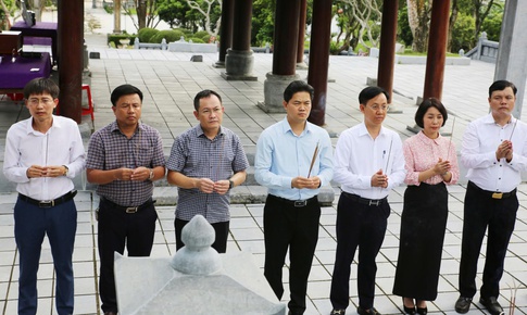 Thứ trưởng Bộ Y tế d&#226;ng hương tưởng niệm Đại danh y Hải Thượng L&#227;n &#212;ng