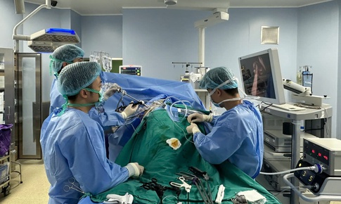 Lần đầu tiên tại Việt Nam phẫu thuật thành công khối phình khổng lồ động mạch thận có ghép thận tự thân