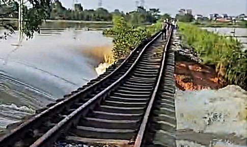 Nước lũ cuốn trôi nền đường sắt Hà Nội - Thái Nguyên, đơn vị quản lý lên tiếng