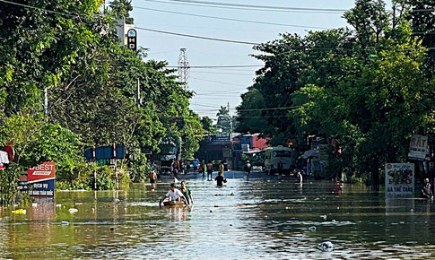 Hà Nội: Quốc lộ 3 ngập gần 1 mét, người dân di chuyển thế nào?