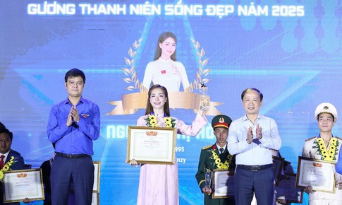 Trưởng bản cứu 90 người thoát lũ dữ, Hòa Minzy là ‘Thanh niên sống đẹp’ năm 2025