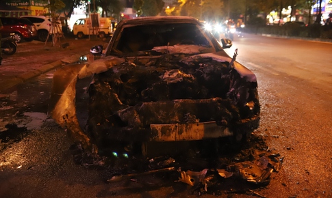 Xe Mercedes cháy rụi trên phố Nguyễn Hoàng, Hà Nội