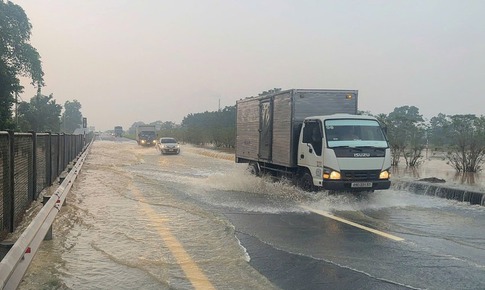 Cao tốc H&#224; Nội-Th&#225;i Nguy&#234;n lại ph&#225;t sinh th&#234;m điểm ngập lụt mới do nước lũ