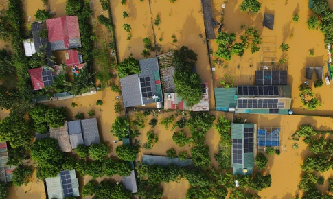 Lũ trên các sông đang xuống, Hà Nội vẫn còn những điểm ngập sâu đến 2m