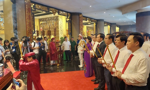 Lãnh đạo và 550 đại biểu Đại hội Đảng bộ TPHCM lần thứ I dâng hương tưởng niệm các Vua Hùng