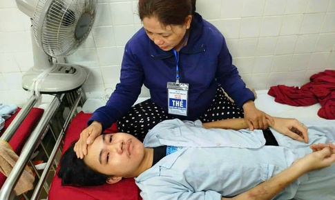 Xót xa hoàn cảnh người phụ nữ ở Huế cùng lúc chăm chồng bại liệt và con bệnh nặng