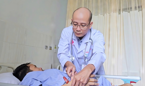 Kỳ tích cứu người đàn ông gù vẹo cột sống 38 năm, liệt tứ chi nhờ can thiệp mạch hiếm gặp