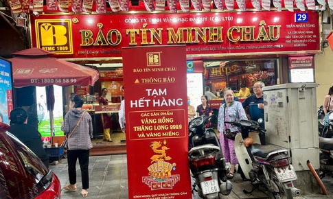 Giá vàng ngày 13/10 tăng, người dân đổ đi mua, nhiều cửa hàng treo biển 'tạm hết hàng'!