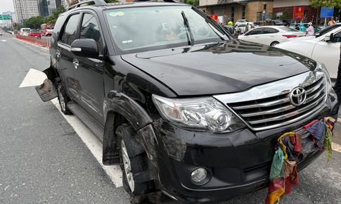 Hà Nội: Tài xế điều khiển ô tô nổ 2 lốp vẫn đi ngược chiều tại vành đai 3