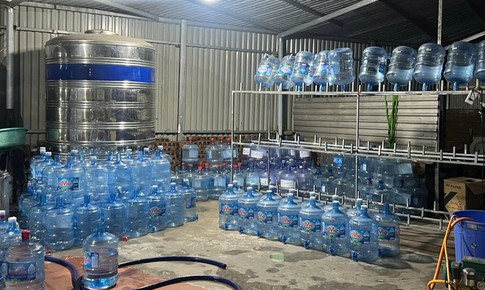 Từ vụ 20.000 bình nước Lavie giả: Cách nào để nhận biết nước đóng bình an toàn?