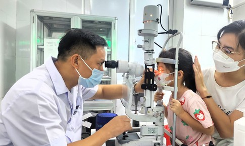 Viêm giác mạc ở trẻ biểu hiện như thế nào?