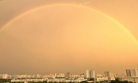 Bầu trời H&#224; Nội v&#224;ng rực kỳ lạ, xuất hiện cầu vồng từ s&#225;ng sớm