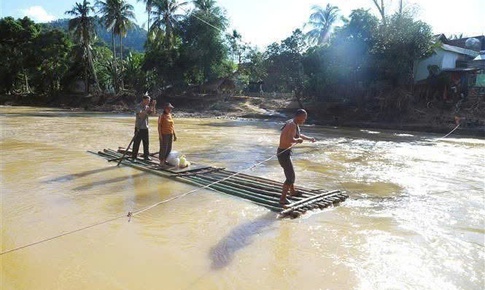 Lũ cuốn trôi cầu, người dân kết bè liều mình qua suối