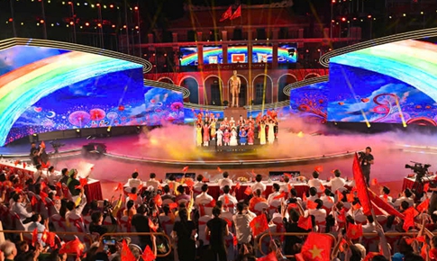 Chương trình nghệ thuật đặc biệt 'Dưới ánh sáng quang vinh' chào mừng thành công Đại hội Đảng bộ TPHCM