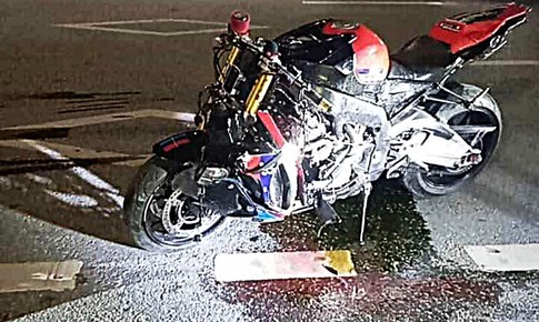 Mô tô phân khối lớn tông xe máy ở Hà Nội, 2 người bị thương nặng