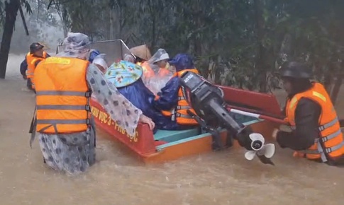 Video lực lượng chức năng dầm mình trong nước lũ di dời dân đến nơi an toàn