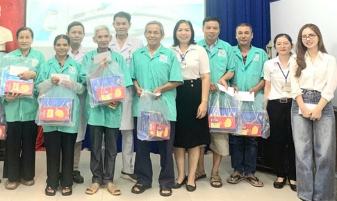 Nhiều bệnh nhân ở BVĐK Khánh Hòa được truyền thông về bệnh gout và nhận quà