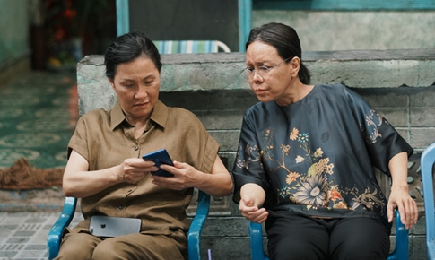 Hồng Đ&#224;o kết đ&#244;i c&#249;ng Việt Hương như &#39;y&#234;u nhau&#39; ở đời thực