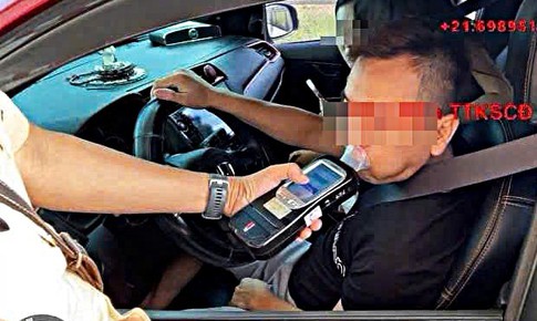 T&#224;i xế c&#243; cồn &#39;kịch khung&#39; vẫn chở cả gia đ&#236;nh tr&#234;n cao tốc