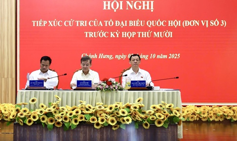 Ch&#225;nh &#225;n TAND Tối cao v&#224; Thứ trưởng Bộ Y tế tiếp x&#250;c cử tri 10 phường của TPHCM