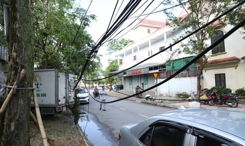 Dây cáp viễn thông rối như mạng nhện ở Nghệ An sau bão