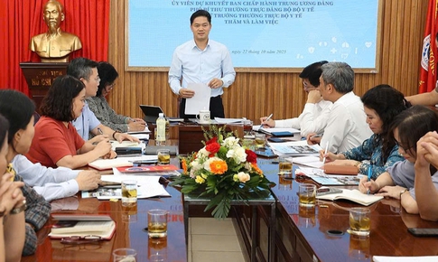 Thứ trưởng Thường trực Vũ Mạnh H&#224; l&#224;m việc với Trung t&#226;m Truyền th&#244;ng - Gi&#225;o dục Sức khỏe TW