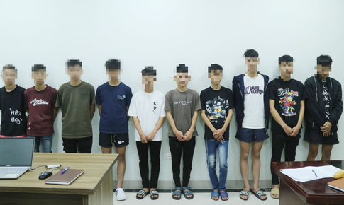 Tạm giữ 20 thanh thiếu niên cầm hung khí, lái xe mô tô tại vòng xuyến ngã 6 Kinh Bắc
