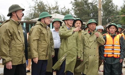 Huế kiểm tra các điểm sạt lở, di dời dân vùng xung yếu đến nơi an toàn