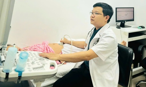 Dây rốn thắt nút có đẻ thường được không?