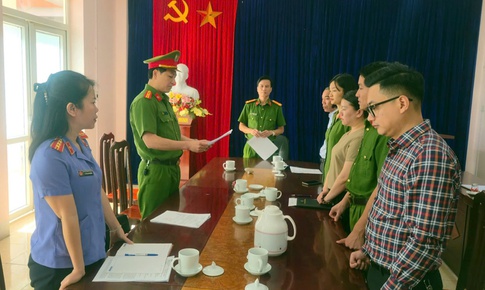 Bắt tạm giam c&#225;n bộ Ph&#242;ng Kinh tế ở L&#224;o Cai v&#236; nhận hối lộ