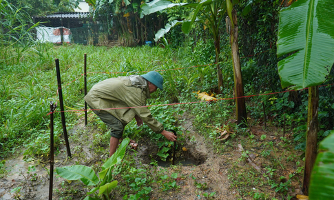 Xuất hiện hố sụt s&#225;t nh&#224; d&#226;n sau đợt mưa lớn