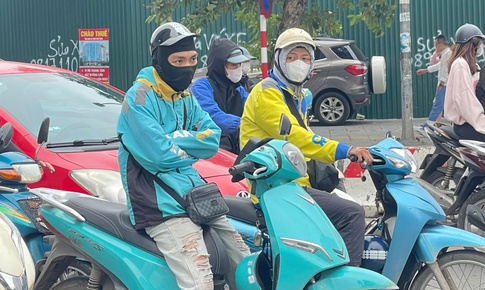 Hà Nội đón gió lạnh đầu mùa, người dân khoác áo ấm xuống phố