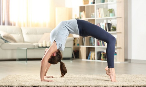 Cảnh báo 3 tư thế yoga đảo ngược gây nguy cơ đột quỵ