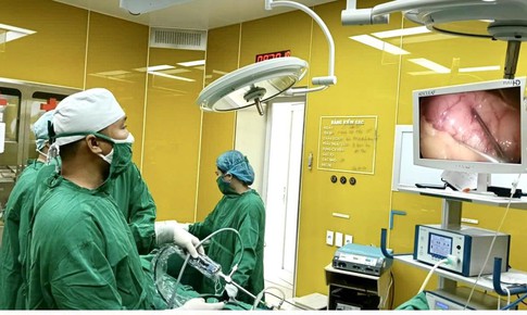 Người đàn ông 68 tuổi bị dị vật kim loại xuyên thủng dạ dày vào tụy