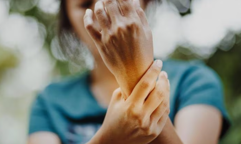 6 mẹo đơn giản giúp giảm đau khớp hiệu quả trong mùa lạnh