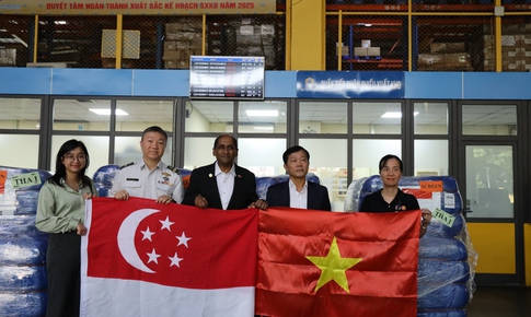 Tiếp nhận hàng viện trợ khẩn cấp của Singapore cho người dân vùng thiên tai tại Tuyên Quang